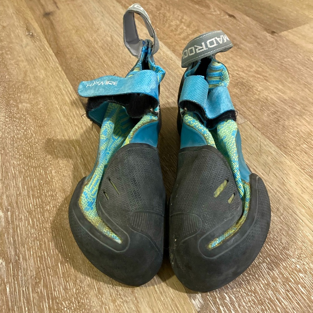 Soft, Aggressive Climbing Shoes - image 1